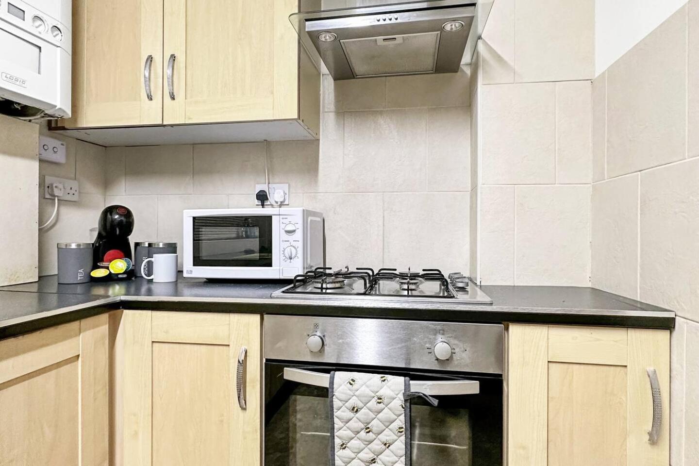 3 Bed Home In Tonypandy With Balcony View Room Llwynypia المظهر الخارجي الصورة
