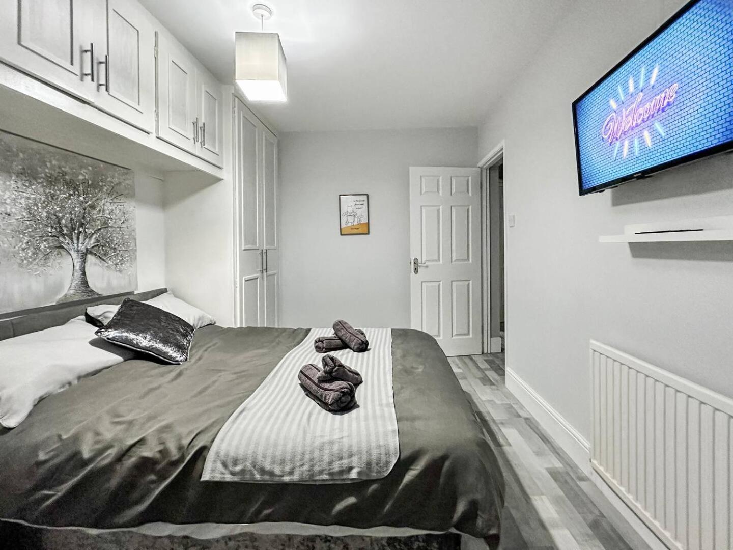 3 Bed Home In Tonypandy With Balcony View Room Llwynypia المظهر الخارجي الصورة
