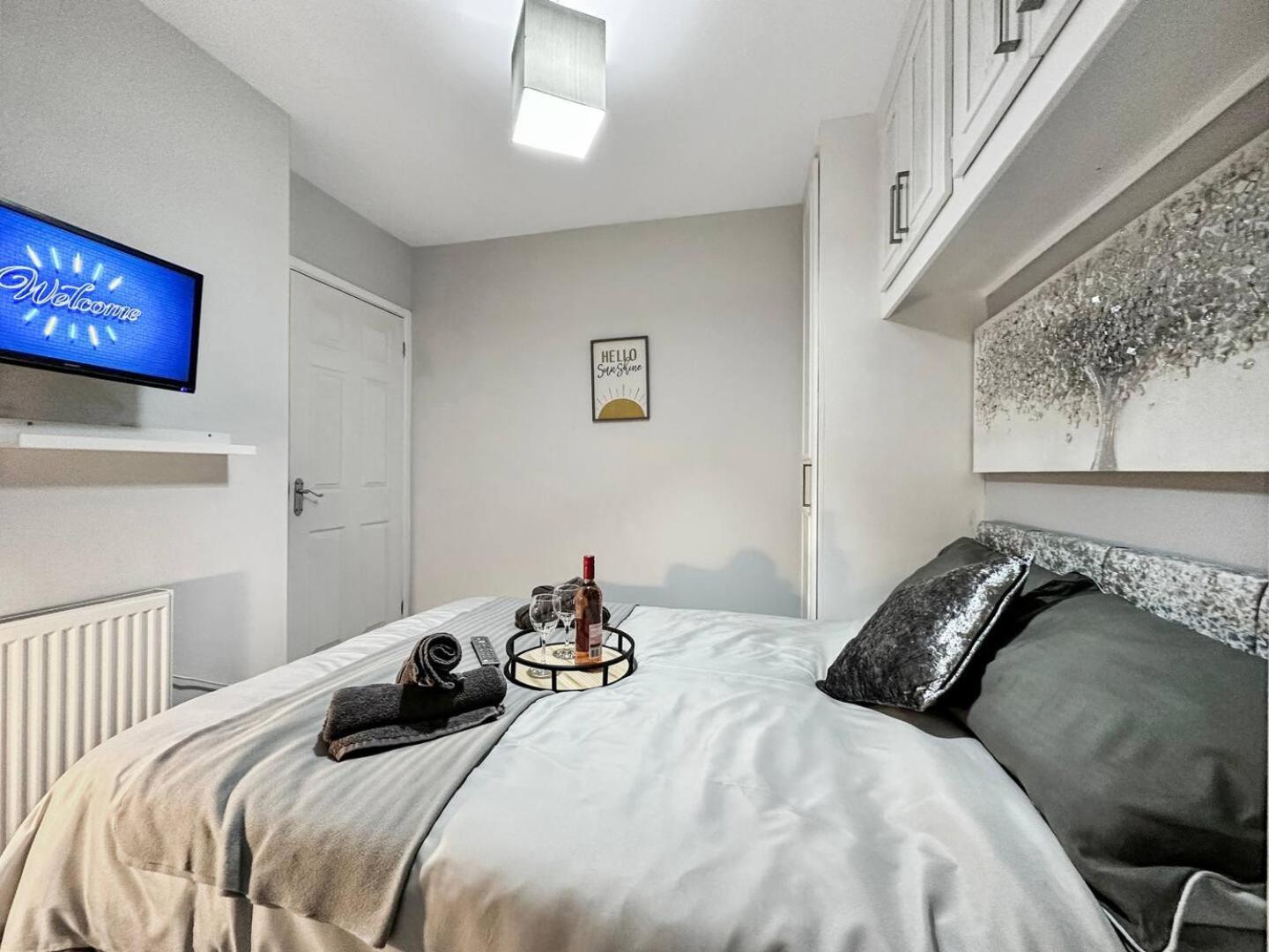 3 Bed Home In Tonypandy With Balcony View Room Llwynypia المظهر الخارجي الصورة