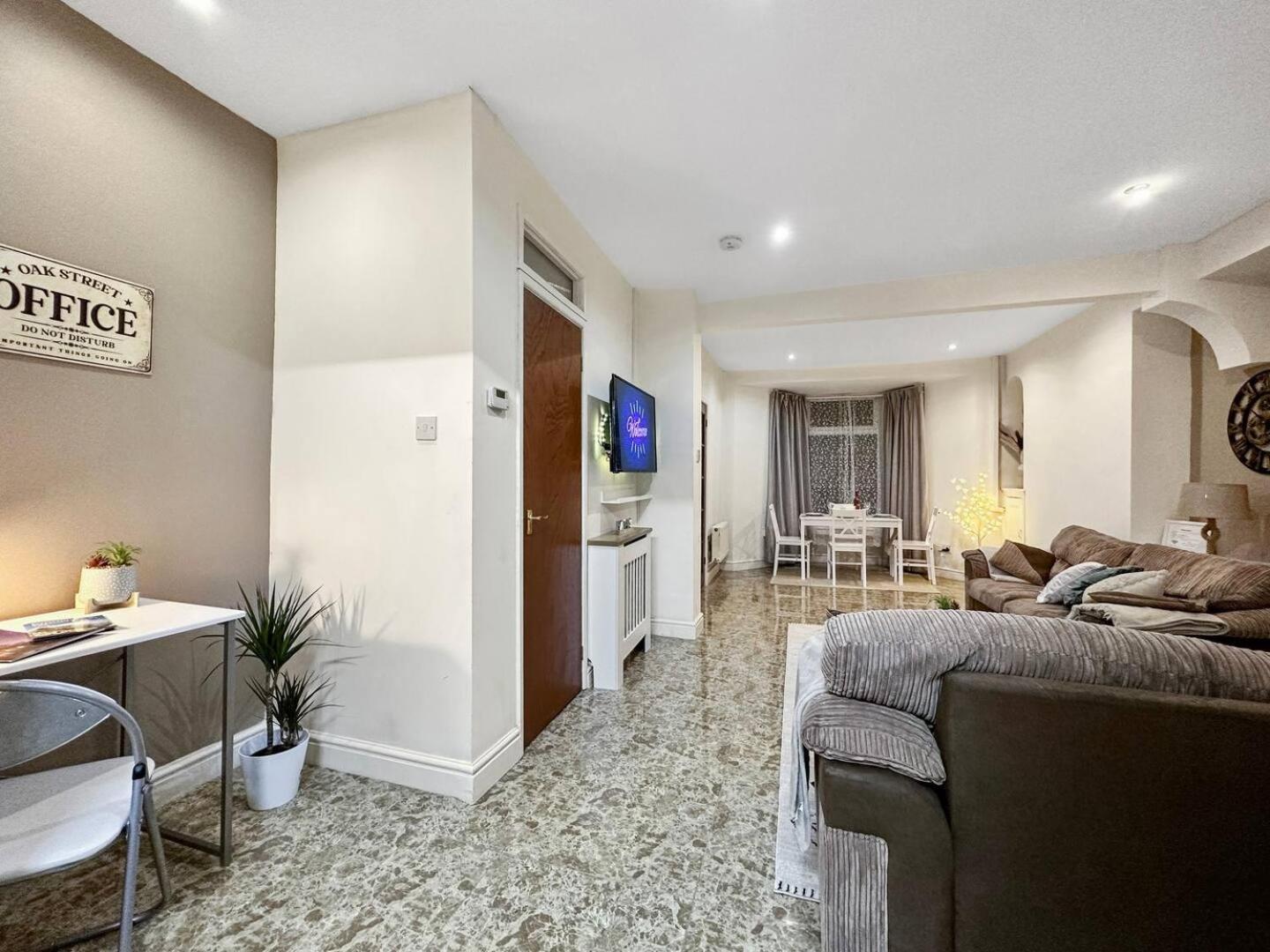3 Bed Home In Tonypandy With Balcony View Room Llwynypia المظهر الخارجي الصورة