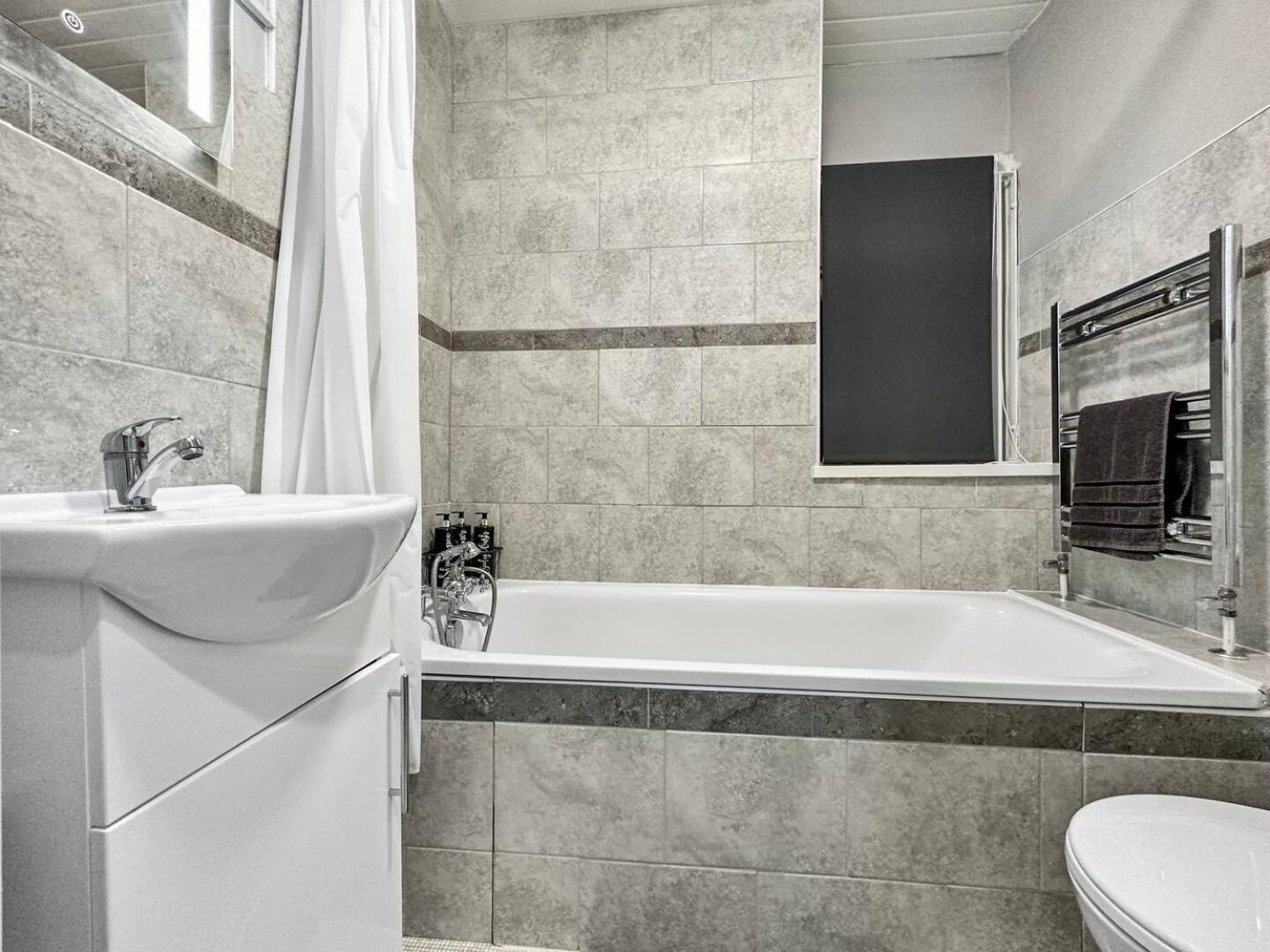 3 Bed Home In Tonypandy With Balcony View Room Llwynypia المظهر الخارجي الصورة