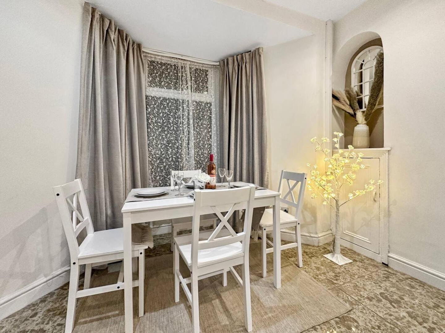 3 Bed Home In Tonypandy With Balcony View Room Llwynypia المظهر الخارجي الصورة