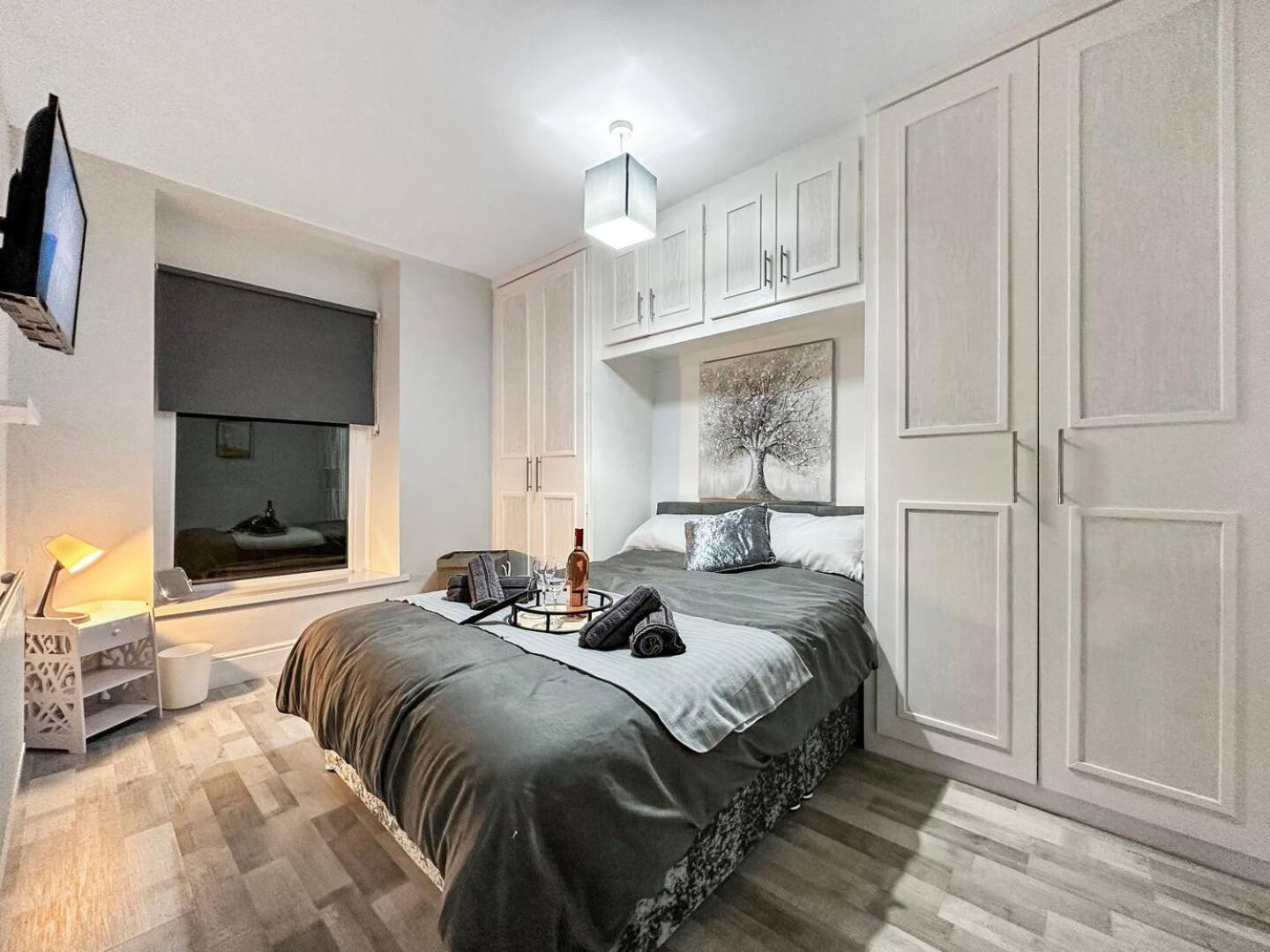 3 Bed Home In Tonypandy With Balcony View Room Llwynypia المظهر الخارجي الصورة