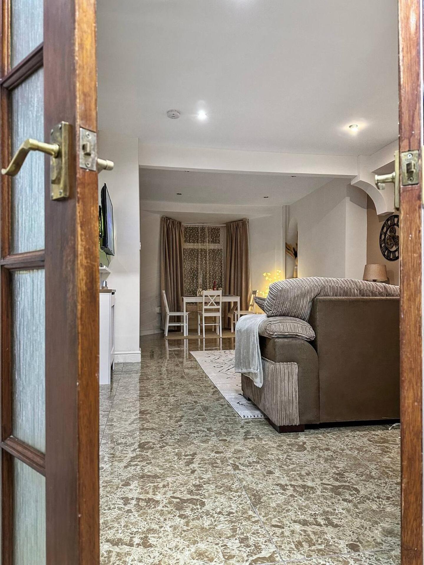 3 Bed Home In Tonypandy With Balcony View Room Llwynypia المظهر الخارجي الصورة