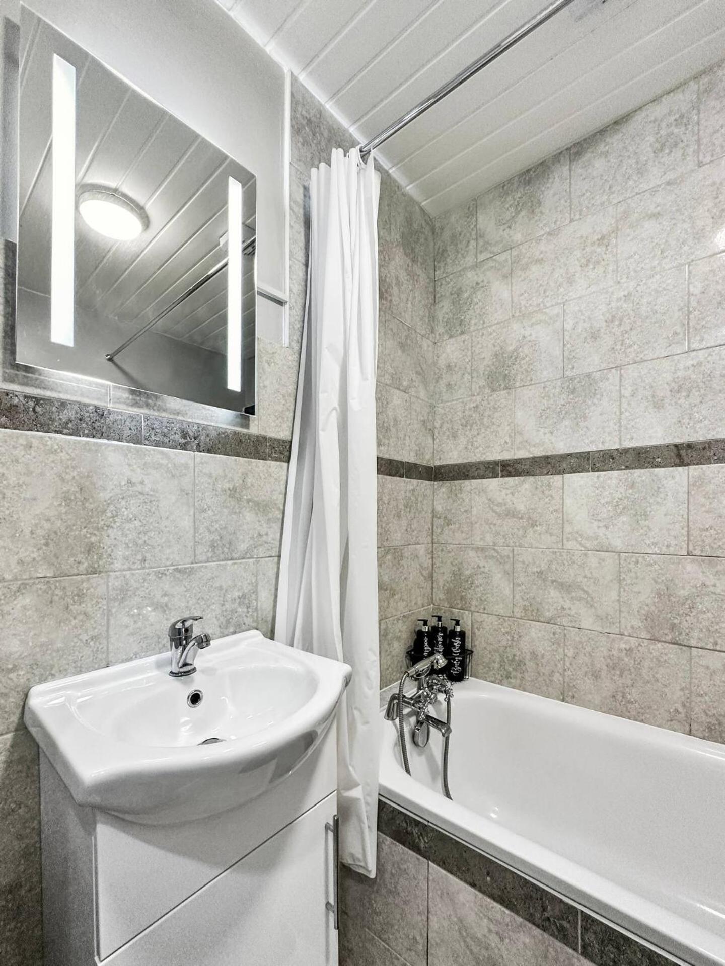 3 Bed Home In Tonypandy With Balcony View Room Llwynypia المظهر الخارجي الصورة