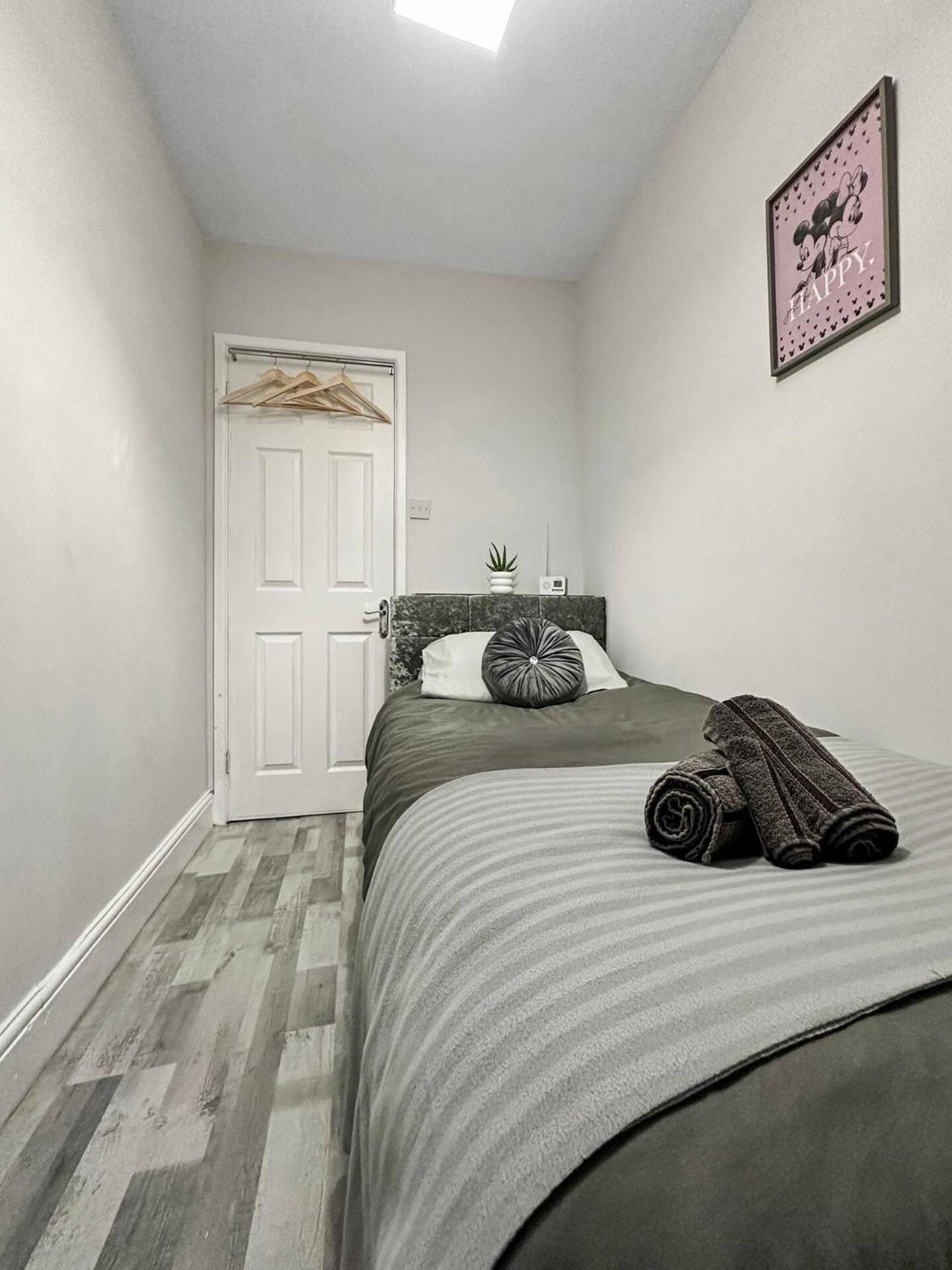 3 Bed Home In Tonypandy With Balcony View Room Llwynypia المظهر الخارجي الصورة