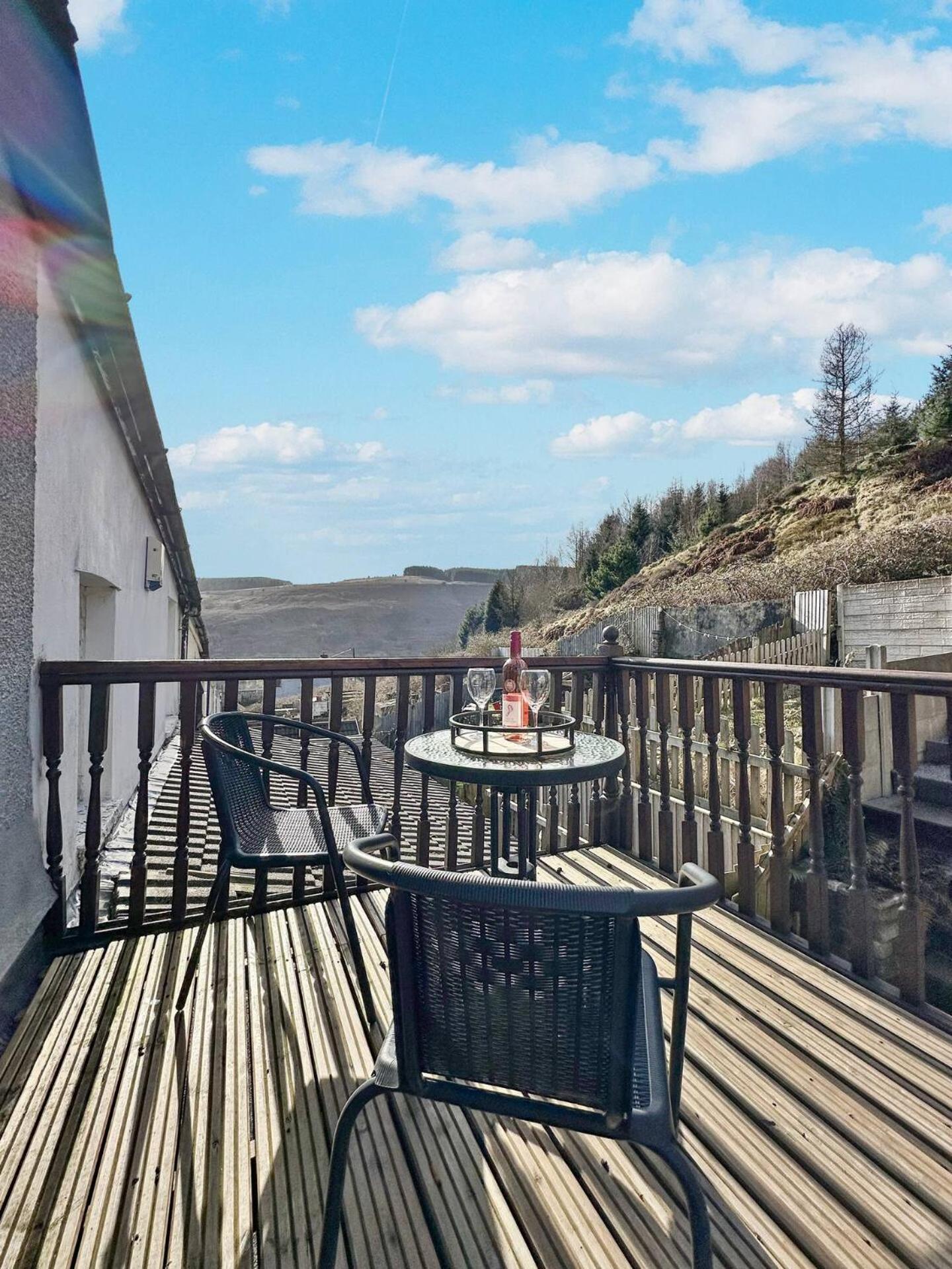 3 Bed Home In Tonypandy With Balcony View Room Llwynypia المظهر الخارجي الصورة