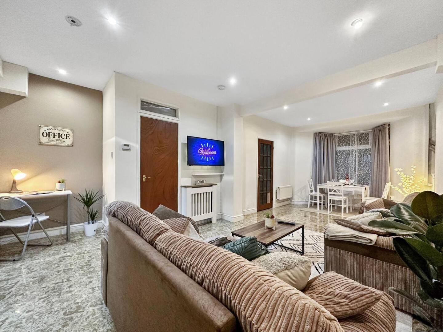 3 Bed Home In Tonypandy With Balcony View Room Llwynypia المظهر الخارجي الصورة